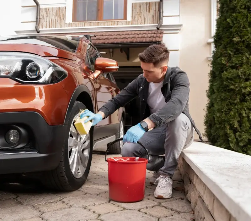 Lavage auto à domicile Argilliers : professionnel intervenant sur un véhicule